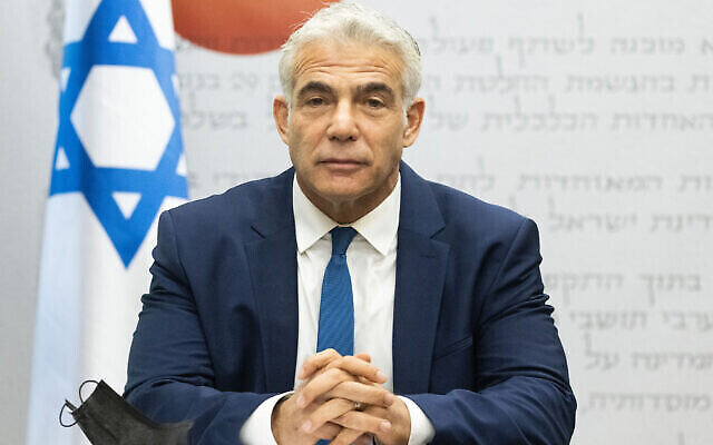 وزير الخارجية يئير لبيد يترأس اجتماعا لحزب يش عتيد في الكنيست بالقدس، 2 اغسطس 2021 (Yonatan Sindel / Flash90)