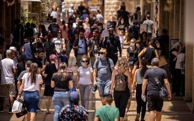أشخاص يتسوقون في شارع ألروف ماميلا في القدس، 11 أغسطس، 2021. (Yonatan Sindel / Flash90)