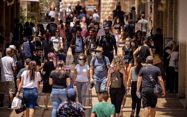 أشخاص يتسوقون في شارع ألروف ماميلا في القدس، 11 أغسطس، 2021. (Yonatan Sindel / Flash90)