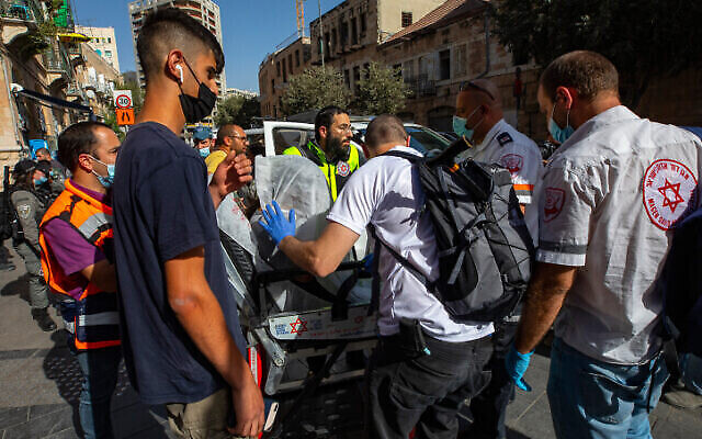 الشرطة ورجال الإنقاذ في موقع هجوم في محطة الحافلات المركزية في القدس. (Olivier Fitoussi / Flash90)