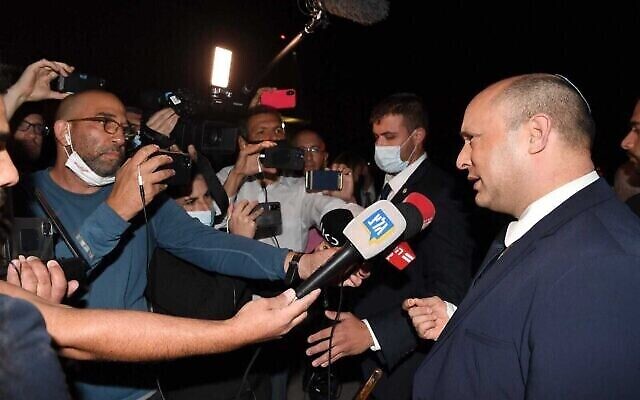 رئيس الوزراء نفتالي بينيت يتحدث للصحفيين في نيويورك قبل ركوب الطائرة عائدا إلى إسرائيل، 29 سبتمبر، 2021. (Avi Ohayon / GPO)