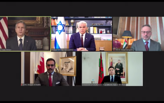 (في اتجاه عقارب الساعة من أعلى اليسار) وزير الخارجية الأمريكي أنتوني بلينكين، ووزير الخارجية يئير لبيد، والمستشار الدبلوماسي لدولة الإمارات العربية المتحدة أنور قرقاش، وسفير البحرين لدى الولايات المتحدة الشيخ عبد الله بن راشد آل خليفة، ووزير الخارجية المغربي ناصر بوريطة في حدث افتراضي بمناسبة الاحتفال- الذكرى السنوية لاتفاق أبراهام في 17 سبتمبر 2021 (Screen capture / YouTube)