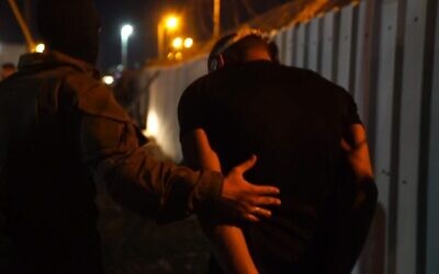 عنصر أمن إسرائيلي يعتقل فلسطينيا فارا بعد مطاردة استمرت قرابة أسبوعين في شمال الضفة الغربية، 19 سبتمبر، 2021. (Screen capture: Israel Defense Forces)