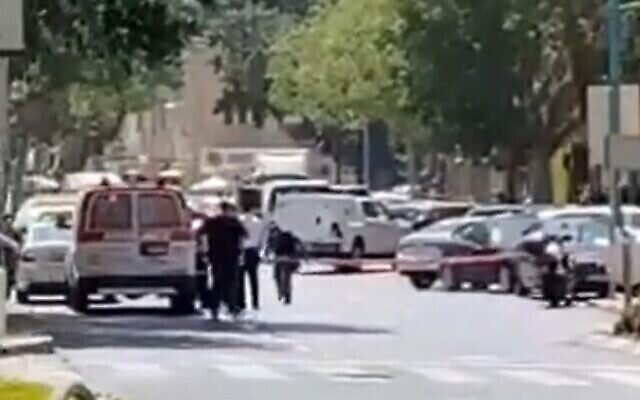 الشرطة تؤمن المنطقة القريبة من أحد البنوك في حيفا حيث هددت امرأة بتفجير سترة ناسفة، 2 سبتمبر 2021 (Screenshot / Twitter) الشرطة تؤمن المنطقة القريبة من أحد البنوك في حيفا حيث هددت امرأة بتفجير سترة ناسفة، 2 سبتمبر 2021 (Screenshot / Twitter)