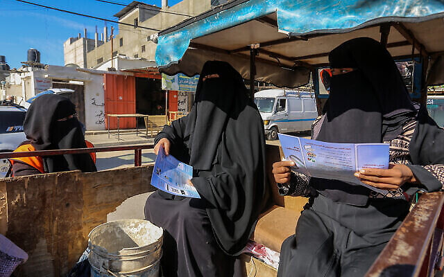 صورة توضيحية: عاملون في لجنة الانتخابات المركزية الفلسطينية يسجلون مواطنين استعدادا للانتخابات في رفح جنوب قطاع غزة، 10 فبراير 2021 (Abed Rahim Khatib / Flash90)