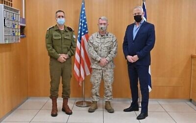 (من اليسار إلى اليمين) رئيس أركان الجيش الإسرائيلي أفيف كوخافي، وقائد القيادة المركزية الأمريكية كينيث إف ماكنزي، ووزير الدفاع بيني غانتس في تل أبيب، 29 يناير، 2021 (Ariel Hermoni / Defense Ministry)