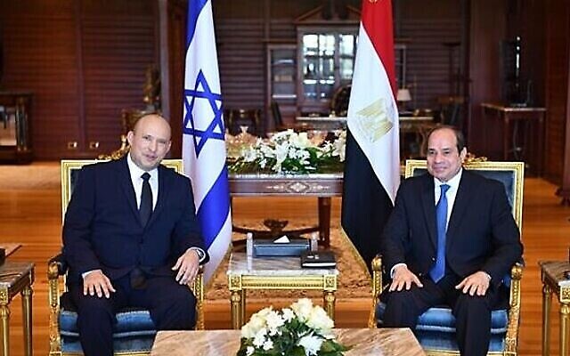 رئيس الوزراء نفتالي بينيت (إلى اليسار) والرئيس المصري عبد الفتاح السيسي يلتقيان يوم الإثنين 13 سبتمبر، 2021 في شرم الشيخ. (Credit: Egyptian Presidency).