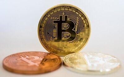 تمثيل مرئي لعملة البيتكوين، في متجر "Bitcoin Change" في تل أبيب، 6 فبراير، 2018. (Jack Guez / AFP)
