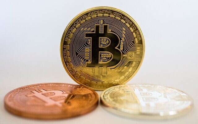 تمثيل مرئي لعملة البيتكوين، في متجر "Bitcoin Change" في تل أبيب، 6 فبراير، 2018. (Jack Guez / AFP)