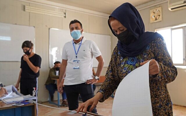 نازحون يزيديون يدلون بأصواتهم في الانتخابات البرلمانية في مخيم في منطقة الشريعة، على بعد حوالي 15 كيلومترا من مدينة دهوك الشمالية في إقليم كردستان العراق المتمتع بالحكم الذاتي، في 8 أكتوبر، 2021. (ISMAEL ADNAN / AFP)