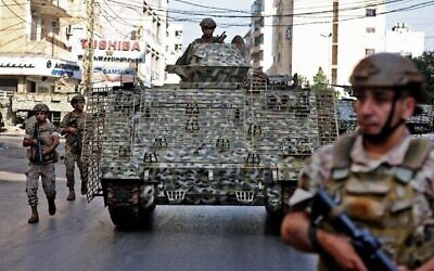 جنود من الجيش اللبناني يقومون بدورية في منطقة الاشتباكات في الضاحية الجنوبية للعاصمة بيروت، 14 اكتوبر 2021 (Anwar Amro / AFP)