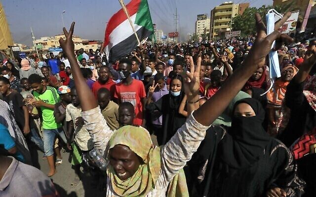 متظاهرون سودانيون يحتشدون في الخرطوم 25 أكتوبر، 2021. (AFP)