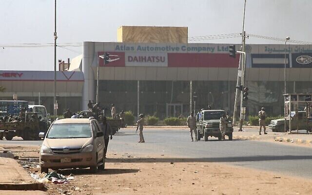 قوات الأمن السودانية تنتشر في أحد شوارع العاصمة الخرطوم بعد اعتقال الجيش لأعضاء في الحكومة السودانية ليلا في 25 أكتوبر، 2021. (AFP)