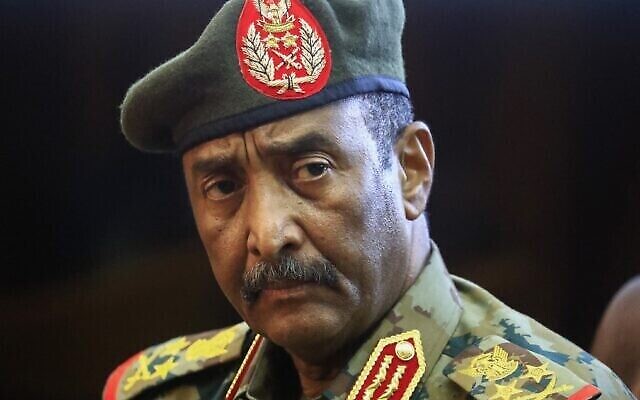 اللواء السوداني عبد الفتاح البرهان يتحدث خلال مؤتمر صحفي في مقر القيادة العامة للقوات المسلحة بالخرطوم، 26 اكتوبر 2021 (اشرف الشاذلي / وكالة الصحافة الفرنسية)