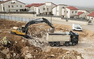 عمال فلسطينيون يعملون في موقع بناء مشروع سكني جديد في مستوطنة أريئل الاسرائيلية بالقرب من مدينة نابلس في الضفة الغربية، 25 يناير، 2017. (AFP Photo / Jack Guez)