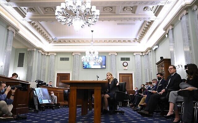 مسربة الوثائق الداخلية في فيسبوك، فرانسيس هوغن أمام اللجنة الفرعية للتجارة والعلوم والنقل في مجلس الشيوخ خلال جلسة استماع بعنوان "حماية الأطفال عبر الإنترنت: شهادة مسربة الوثائق الداخلية في فيسبوك'' ف في مبنى الكابيتول هيل، 5 أكتوبر 2021، في واشنطن العاصمة.  (Matt McClain/The Washington Post via AP, Pool)