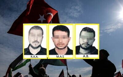 صور مشوشة لثلاثة من عملاء الموساد الـ15 المزعومين نشرتها صحيفة "صباح" التركية. في الخلفية: متظاهرون أتراك مؤيدون للفلسطينيين يرفعون العلمين التركي والفلسطيني خلال مسيرة احتجاجية في اسطنبول، 9 فبراير، 2020. (Screenshot: Sabah؛ AP Photo / Emrah Gurel)