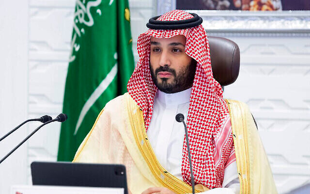 في هذه الصورة في 22 تشرين الثاني (نوفمبر) 2020، يحضر ولي العهد السعودي الأمير محمد بن سلمان قمة افتراضية لمجموعة  G-20، في الرياض، المملكة العربية السعودية. (بندر الجلود / القصر الملكي السعودي عبر AP ، ملف)