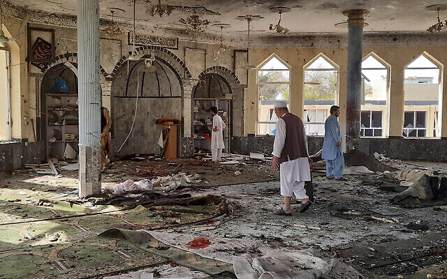 توضيحية: أشخاص يتفقدون مسجدا  في أعقاب تفجير في ولاية قندوز شمال أفغانستان، 8 أكتوبر، 2021. (AP Photo / Abdullah Sahil)