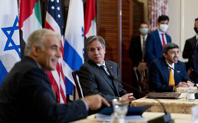 وزير الخارجية الأمريكي أنطوني بلينكين يرافقه وزير الخارجية يئير لابيد، إلى اليسار، ووزير خارجية الإمارات العربية المتحدة الشيخ عبد الله بن زايد آل نهيان، إلى اليمين، في مؤتمر صحفي مشترك في وزارة الخارجية بواشنطن، الأربعاء 13 تشرين الأول / أكتوبر، 2021 (AP Photo / Andrew Harnik، Pool)