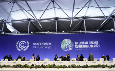 مندوبون والمسؤولون يجلسون في مقاعدهم لحضور الجسة الافتتاحية لمؤتمر الأطراف للمناخ  (COP26) في غلاسكو، اسكتلندا، 31 أكتوبر، 2021. (AP Photo / Alberto Pezzali ، Pool)