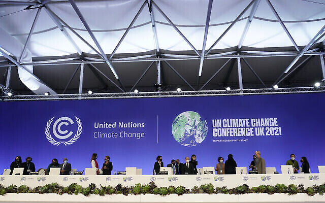 مندوبون والمسؤولون يجلسون في مقاعدهم لحضور الجسة الافتتاحية لمؤتمر الأطراف للمناخ  (COP26) في غلاسكو، اسكتلندا، 31 أكتوبر، 2021. (AP Photo / Alberto Pezzali ، Pool)