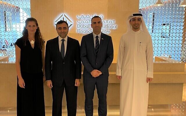 من اليسار إلى اليمين: ميخال سيرور، مديرة تنمية المجتمع في "ستارت-أب سنترال"، سلمان جفري، الرئيس التنفيذي لتطوير الأعمال في مركز دبي المالي العالمي، إليران أليميليخ نائب الرئيس للشراكات الإستراتيجية في "ستارت-أب سنترال"، محمد البلوشي، رئيس قطاع مركز دبي المالي العالمي - للتكنولوجيا المالية والابتكار . (مجاملة / Start-Up Nation Central)