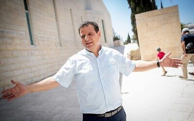 أيمن عودة، رئيس القائمة  المشتركة، خارج مبنى المحكمة العليا في القدس بالتي بتت في التماسات تقدمت بها أطراف يمينية طالبت بشطب حزبه ومنعه من الترشح في انتخابات سبتمبر، 22 أغسطس، 2019. (Yonatan Sindel / Flash90)
