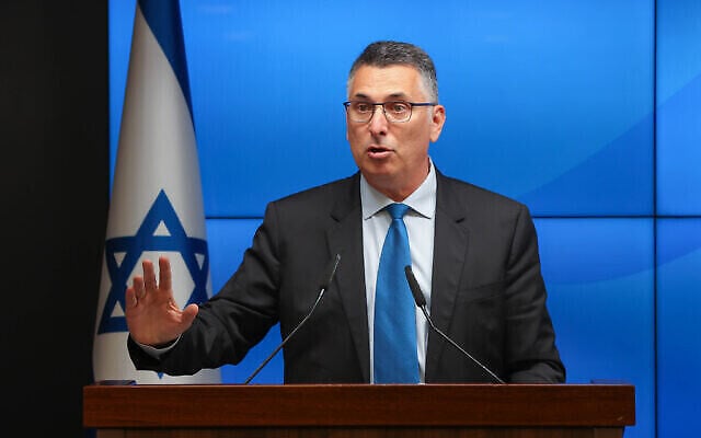 وزير العدل غدعون ساعر يتحدث في مؤتمر صحفي في القدس، 6 يوليو 2021 (عميت شابي / بول)