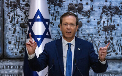 الرئيس الجديد إسحاق هرتسوغ يلقي كلمة في مقر إقامة الرئيس في القدس، 7 يوليو، 2021 (Olivier Fitoussi / FLASH90)