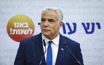 وزير الخارجية يئير لبيد يتحدث خلال اجتماع لحزب "يش عتيد" في الكنيست، 25 اكتوبر 2021 (Yonatan Sindel / Flash90)