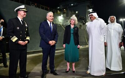 من اليسار، قائد الأسطول الخامس الأمريكي نائب الأدميرال براد كوبر، ووزير الخارجية يائير لابيد، والقائمة بالأعمال الأمريكية في البحرين ماغي ناردي، ووزير الخارجية البحريني عبد اللطيف الزياني أمام يو إس سفينة "بيرل هاربور" في المنامة، 20 سبتمبر، 2021. (Shlomi Amsalem GPO)
