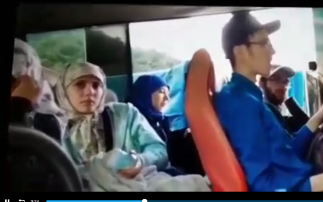 لقطة شاشة من مقطع فيديو يُزعم أنه يُظهر أعضاء طائفة الأرثوذكس المتطرفة "ليف طاهور" في حافلة أوقفتها السلطات الغواتيمالية، 17 أكتوبر، 2021. (B'Hadrei Haredim)