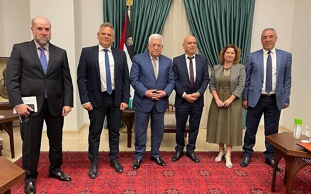 رئيس السلطة الفلسطينية محمود عباس (وسط) يلتقي بالوزيرين من حزب ميرتس، نيتسان هوروفيتس (يسار الوسط) وعيساوي فريج (وسط - يمين) 3 أكتوبر، 2021. (Meretz)