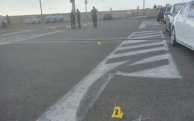 عناصر الشرطة في موقع جريمة إطلاق النار في ميناء يافا، 23 أكتوبر، 2021. (Israel Police)