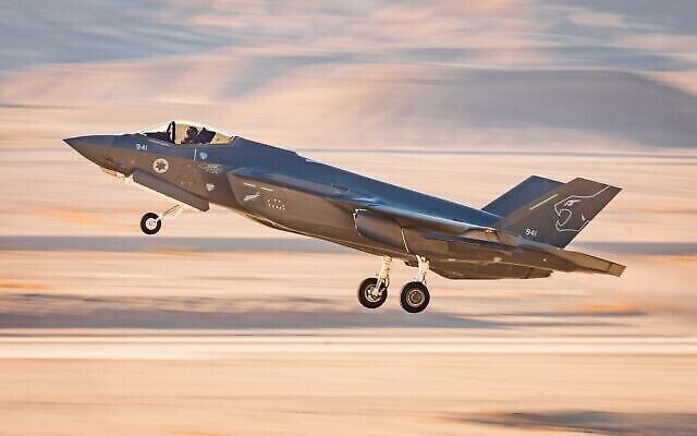 طائرة مقاتلة إسرائيلية من طراز F-35 تقلع خلال تمرين "العلم الأزرق" العسكري في أكتوبر 2021 (Israel Defense Forces)