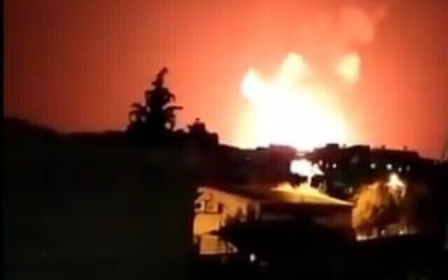 توضيحية: انفجارات في بلدة سلمية السورية في 24 حزيران بعد غارة جوية. (video screenshot)