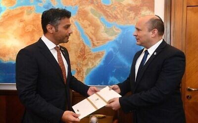سفير الإمارات لدى إسرائيل محمد آل خاجة مع رئيس الوزراء نفتالي بينيت، 19 أكتوبر 2021 (Haim Tzah / GPO)