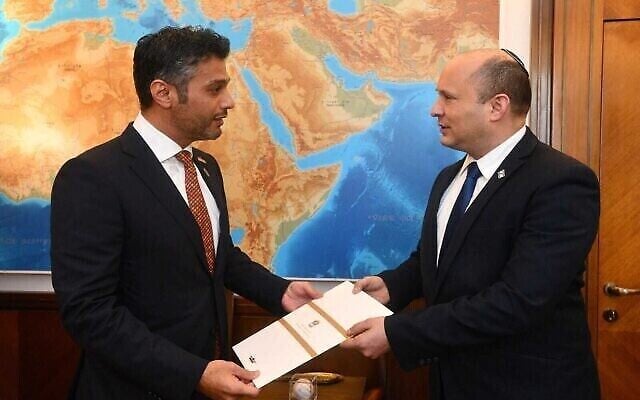 سفير الإمارات لدى إسرائيل محمد آل خاجة مع رئيس الوزراء نفتالي بينيت، 19 أكتوبر 2021 (Haim Tzah / GPO)