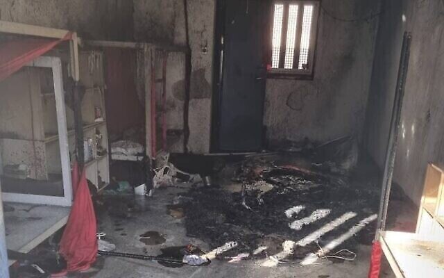 زنزانة محترقة في سجن كتسيعوت بعد إضطرابات قام بها أسرى فلسطينيون هناك، في 8 سبتمبر 2021 (Courtesy)