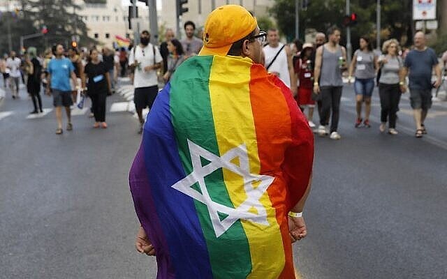 صورة توضيحية: مشاركون يشاركون في مسيرة المثليين في القدس، 2 اغسطس 2018 (AFP Photo / Menahem Kahana)