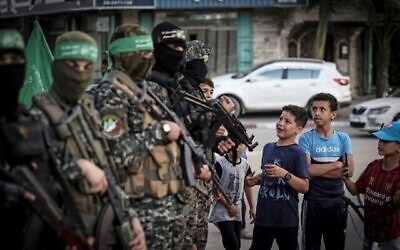 أطفال فلسطينيون يصطفون للتسجيل في مخيم صيفي نظمته كتائب عز الدين القسام، الجناح العسكري لحركة حماس، في مدينة غزة، 14 يونيو 2021 (Mahmud Hams / AFP)