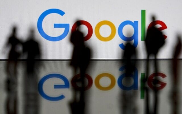 في هذه الصورة التوضيحية التي تم التقاطها في 14 فبراير 2020، تم تصوير شعار شركة التكنولوجيا والخدمات المتعلقة بالإنترنت ف الأمريكية متعددة الجنسيات Google في بروكسل.( Kenzo TRIBOUILLARD / AFP) في هذه الصورة التوضيحية التي تم التقاطها في 14 فبراير 2020، تم تصوير شعار شركة التكنولوجيا والخدمات المتعلقة بالإنترنت ف الأمريكية متعددة الجنسيات Google في بروكسل.( Kenzo TRIBOUILLARD / AFP)