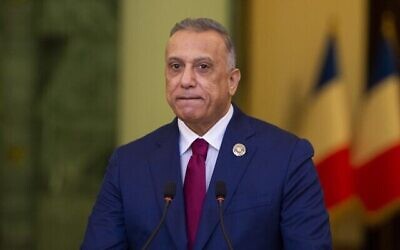 رئيس الوزراء العراقي مصطفى الكاظمي يتحدث خلال مؤتمر صحفي مشترك مع الرئيس الفرنسي في مكتب رئيس الوزراء في العاصمة العراقية بغداد، 28 أغسطس، 2021. (Eliot BLONDET / POOL / AFP)