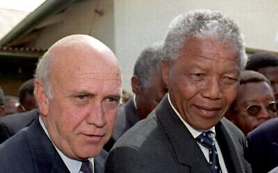 في هذه الصورة التي تم التقاطها في 3 أبريل 1994، رئيس حزب المؤتمر الوطني الأفريقي نيلسون مانديلا (على يمين الصورة) ورئيس جنوب إفريقيا فريدريك دبليو دي كليرك (يسار) يسيران إلى كنيسة عيد الفصح المكرسة للسلام في موريا ، جنوب إفريقيا. (WALTER DHLADHLA / AFP)