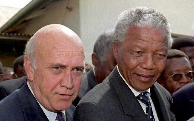 في هذه الصورة التي تم التقاطها في 3 أبريل 1994، رئيس حزب المؤتمر الوطني الأفريقي نيلسون مانديلا (على يمين الصورة) ورئيس جنوب إفريقيا فريدريك دبليو دي كليرك (يسار) يسيران إلى كنيسة عيد الفصح المكرسة للسلام في موريا ، جنوب إفريقيا. (WALTER DHLADHLA / AFP)