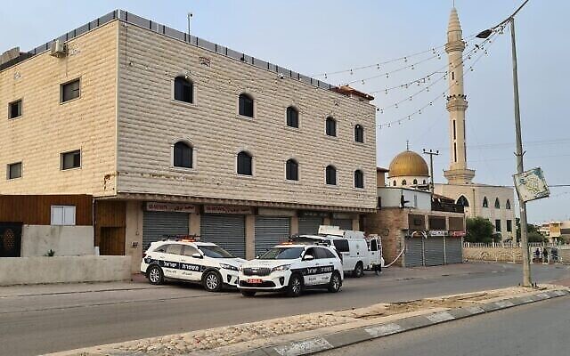 توضيحية: وحدات شرطة في مدينة رهط البدوية بعد حادثة إطلاق نار، 8 أبريل، 2021. (Israel Police)