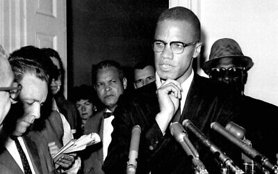 مالكولم إكس يتحدث إلى المراسلين في واشنطن، مايو 1963 (AP Photo / file)