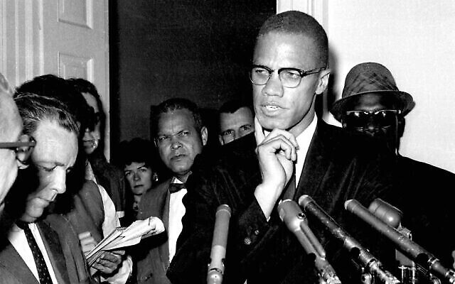 مالكولم إكس يتحدث إلى المراسلين في واشنطن، مايو 1963 (AP Photo / file)