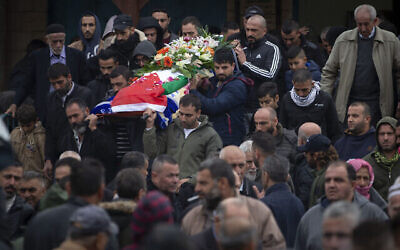 فلسطينيون يحملون جثة إسراء خزيمية التي قُتلت بنيران إسرائيلية بعد محاولتها المزعومة طعن شرطي في البلدة القديمة بالقدس في سبتمبر، خلال جنازتها في قرية قباطية بالضفة الغربية، 20 نوفمبر، 2021. (AP Photo/Majdi Mohammed)